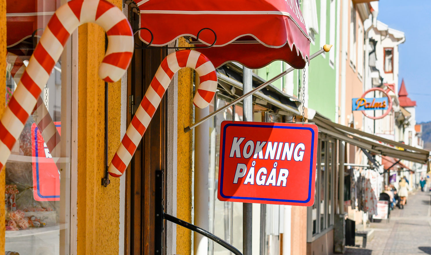 Gata med skyltar i form av polkagrisar och skyltar med informationen "Kokning pågår".