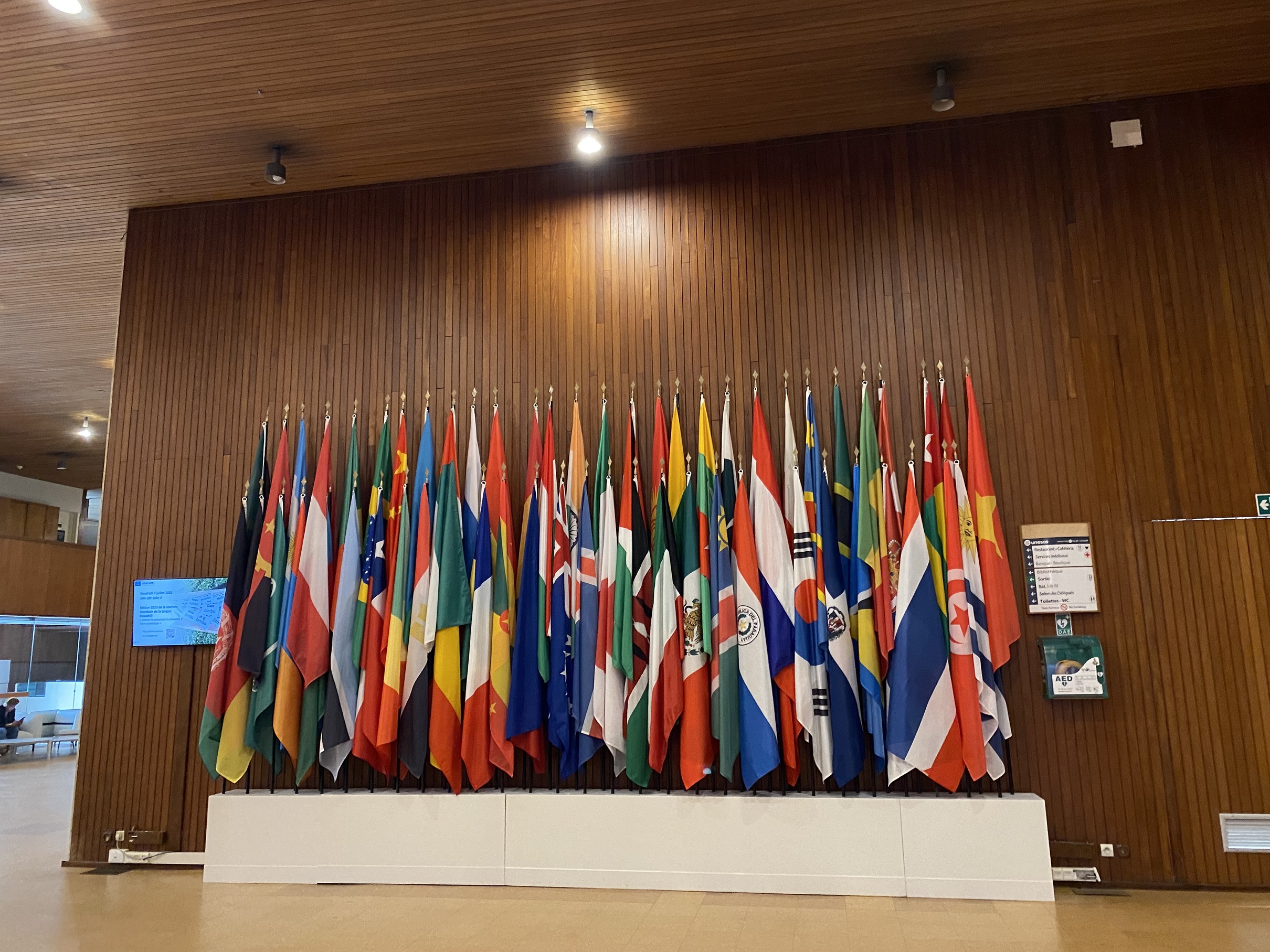 Flaggor från UNESCO:s medlemsstater på högkvarteret i Paris