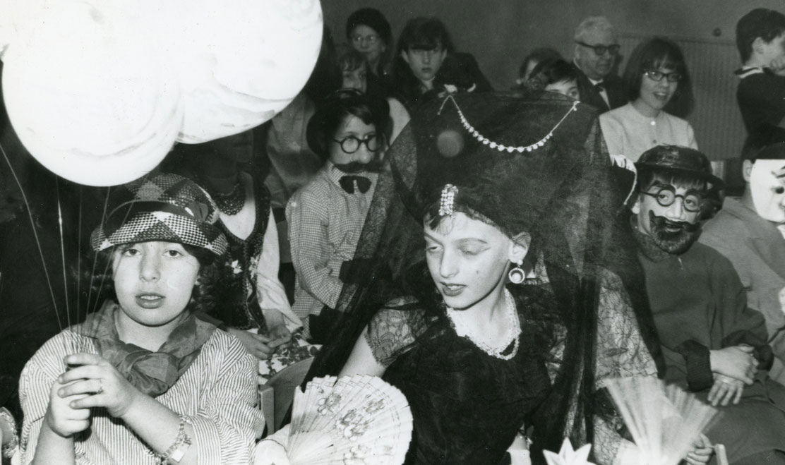 ”Barn på Purim-fest 1944”. Foto: Judiska museet (CC BY-NC-ND).