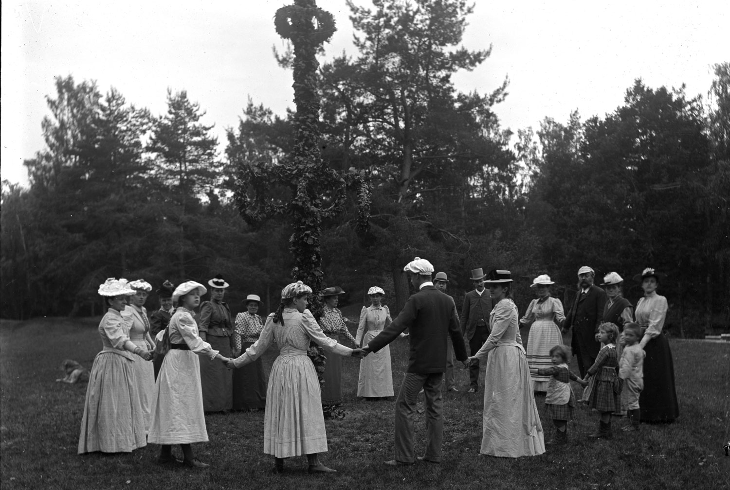 Midsommarfirande i Nääs, Västergötland omkring år 1900. Foto: Carl Victorin/Västergötlands museum.