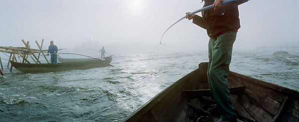 Morgonhåvare i Kukkolaforsen. Håvfisket i Tornedalens forsar sker traditionellt från brygga eller båt. Foto: Jaakko Heikkilä.