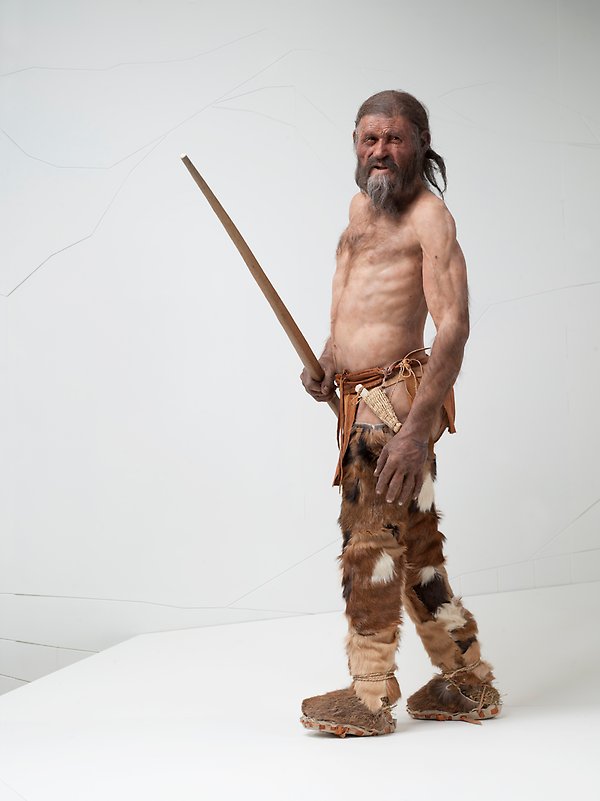 Rekonstruktion av människa med skinnkläder.