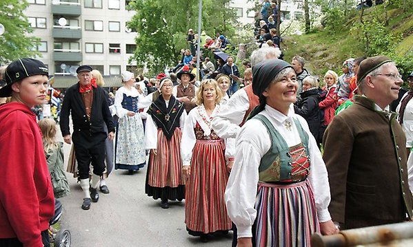 Dräkter, musik och dans från olika delar av världen möts och samspelar på Hammarkullekarnevalen. Foto: Mats Sjölin.